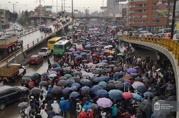kolombiya öğrenci protestosu